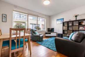 Quaint & homey Ripponlea flat